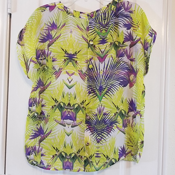 Button back blouse - Picture 2 of 3